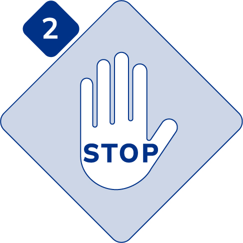 Hand mit dem Wort STOP darauf